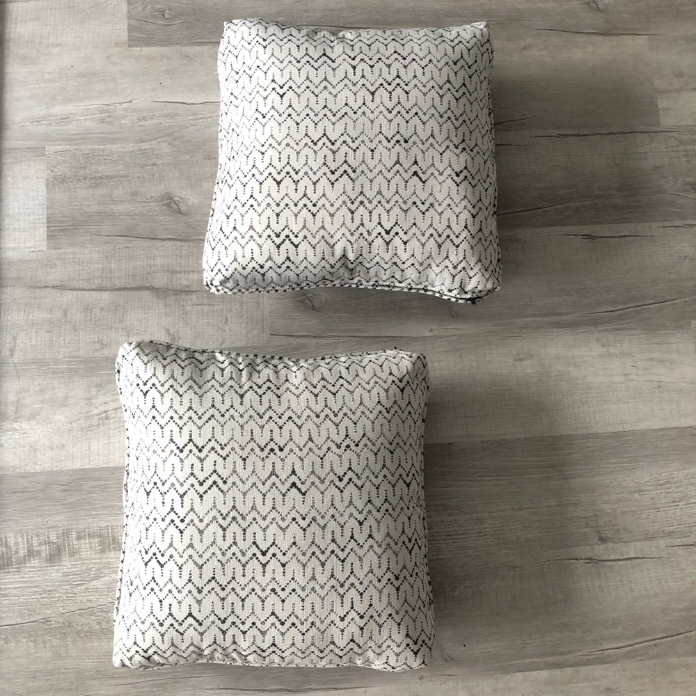 Lewiston style decorative 18” throw pillows.